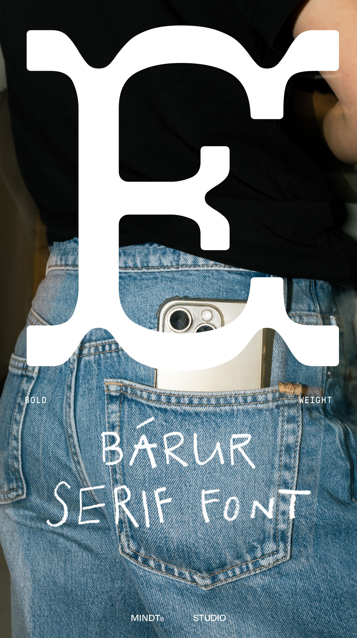 The uppercase E in Bárur Bold, featuring bold, rounded serif forms and an expressive organic shape.